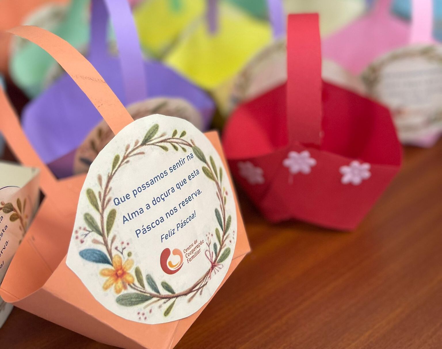O espírito de Páscoa em cestas de afetos