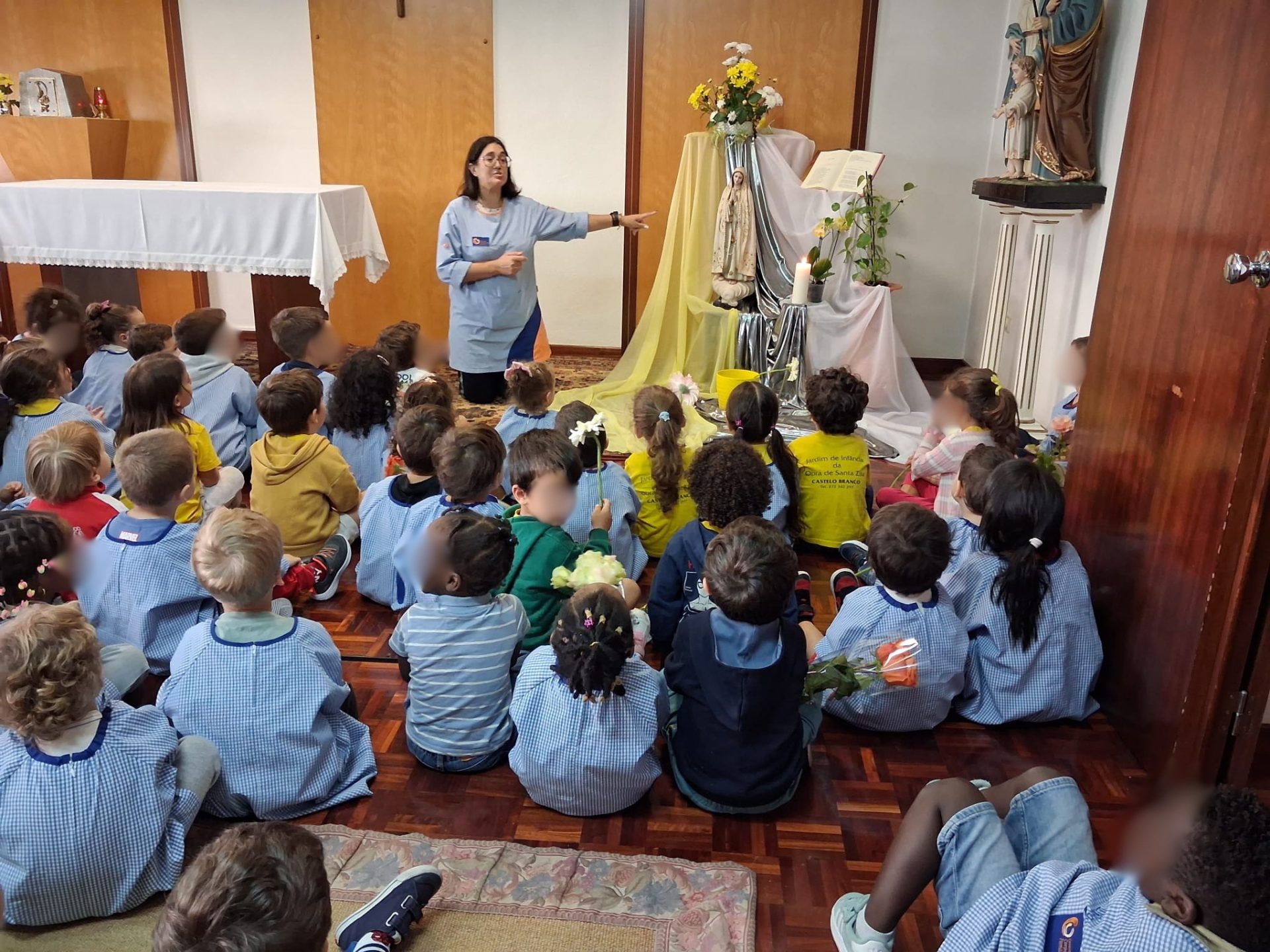 Flores nas mãos, oração no coração